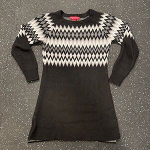 Title Nine Krimson Klover Zigzag Mountain Sweater Dress black and white size S